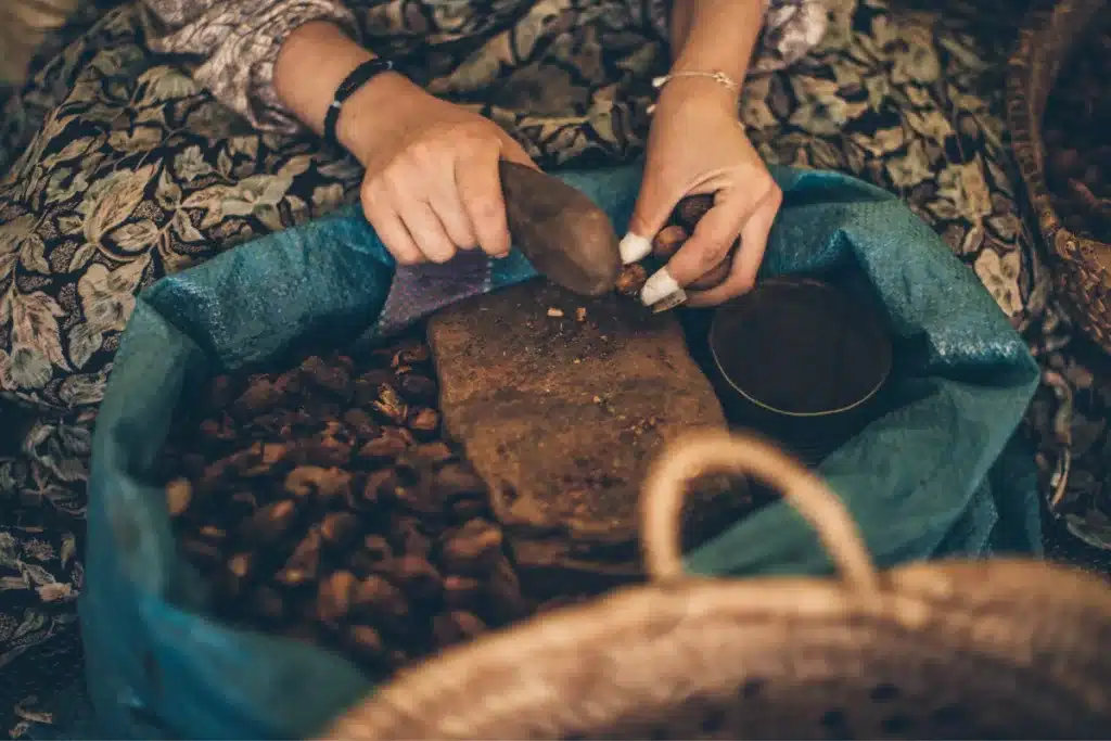 Femme marocaine broyant des noix d'argan